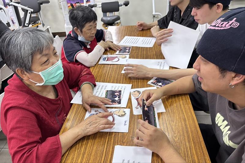 圖/中華大學的外籍生,製作簡易明瞭的圖卡,陪伴長輩學習英文。