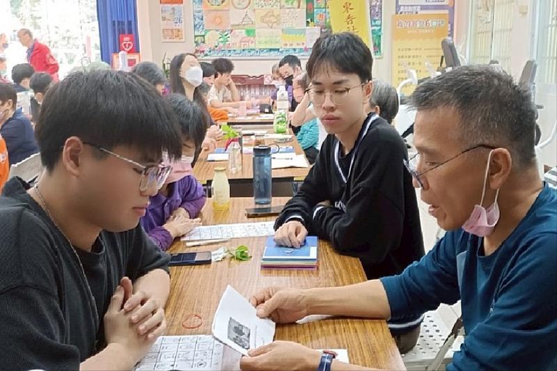 圖/長者黃清樂(右1)很感謝同學們耐心教學,讓長輩們沒有壓力地學習。