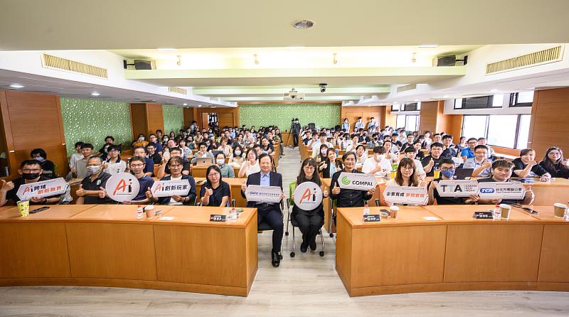 台中場說明會座無虛席，互動熱絡