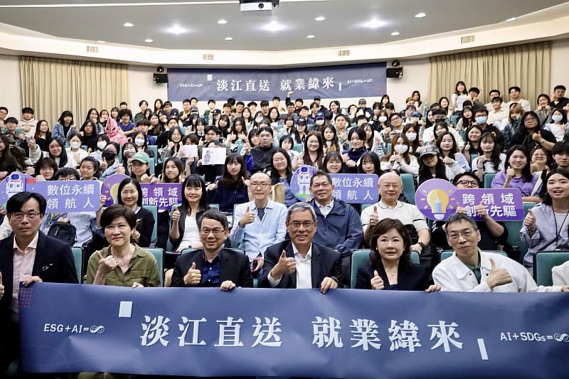 淡江大學金鷹校友，緯來電視網董事長李鐘培蒞校演講，與兩學院師生合影。（圖／淡江大學提供）