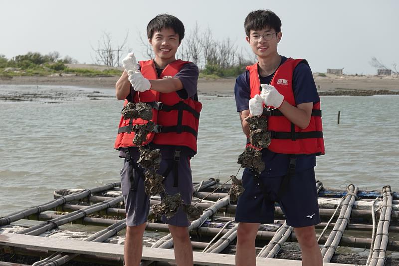 南大通識自主募課帶領學生走訪臺南七股潟湖,透過實地觀察與參與,深化對環境議題的理解與回應思考