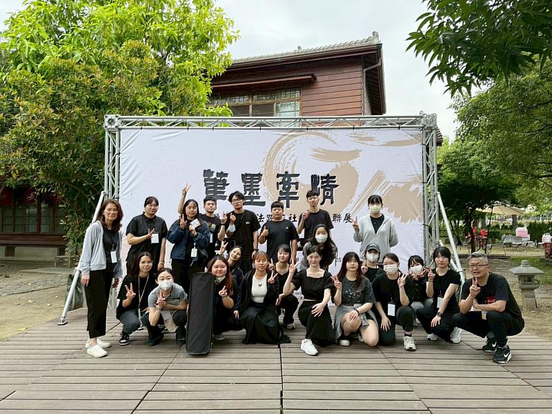 南華大學民族音樂學系「藝術創新與社會責任」課程學生，透過假日擊鼓營教導國小學童鼓樂，並於成果展展現成果。