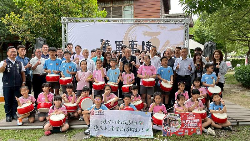 南華大學民族音樂學系舉辦「2025 USR擊響文化~假日擊鼓營成果展」，於現場進行大合照。