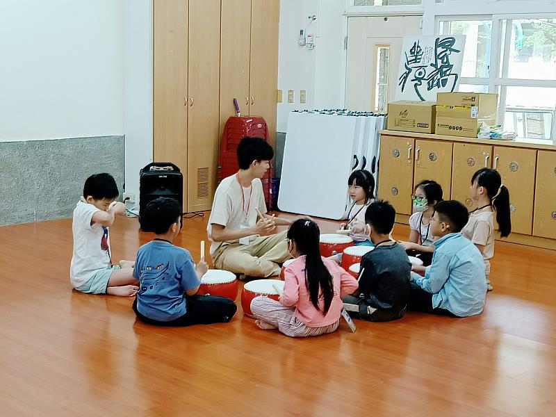 南華大學民族音樂學系透過「藝術創新與社會責任」課程辦理假日擊鼓營，教導國小學童擊鼓。