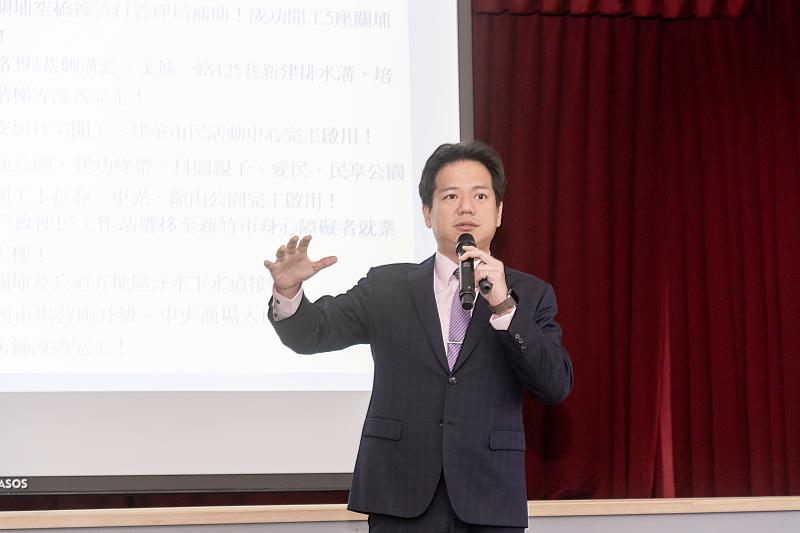 代理市長邱臣遠市政說明。