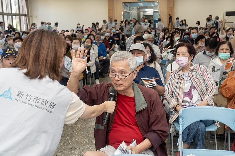 鄰長熱情回應提問。