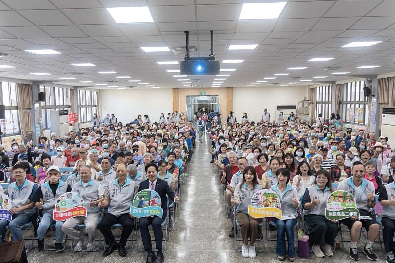 「114年度東區里鄰長研習活動」合影。