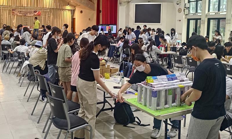 文藻STEAM盃競賽學生以數學幾何將虛擬建築化為實體，展現創意與團隊合作。