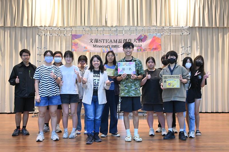 文藻五專日文科二年B班學生以「文藻搖搖屋」榮獲第一名