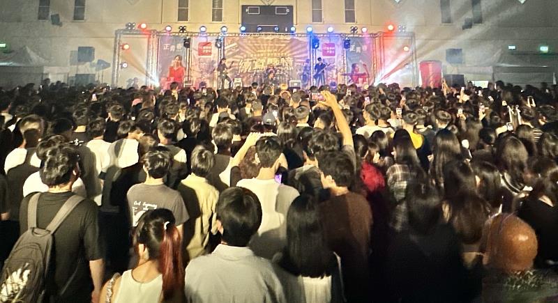 暨大《續寫暨憶》校園演唱會，吸引上千位師生與校友熱情參與。