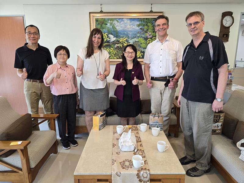 文藻外大莊慧玲校長(中間)、圖書館張守慧館長(左二)、德文系張嘉斌主任(左一)和德文系唐英格老師(右一)與德國瓦德斯洛高中Wolfram Wenner校長夫婦合影