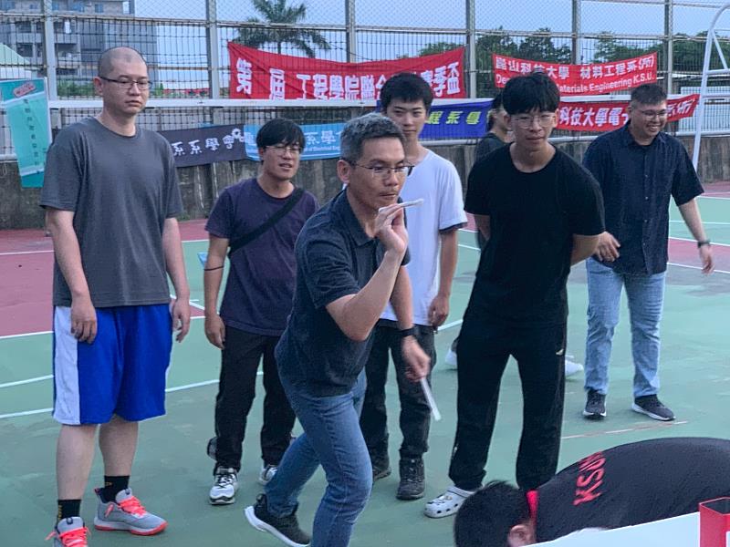 師生一同參與競技遊戲