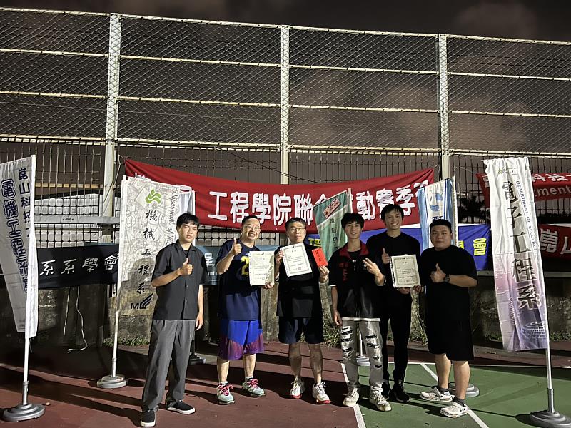 工院江智偉院長(右4)、課外組許俊鴻組長(左2)頒獎予競賽成績優異學生