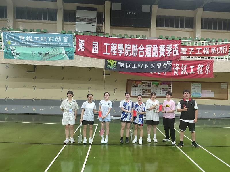 羽毛球成績優異學生一同合影