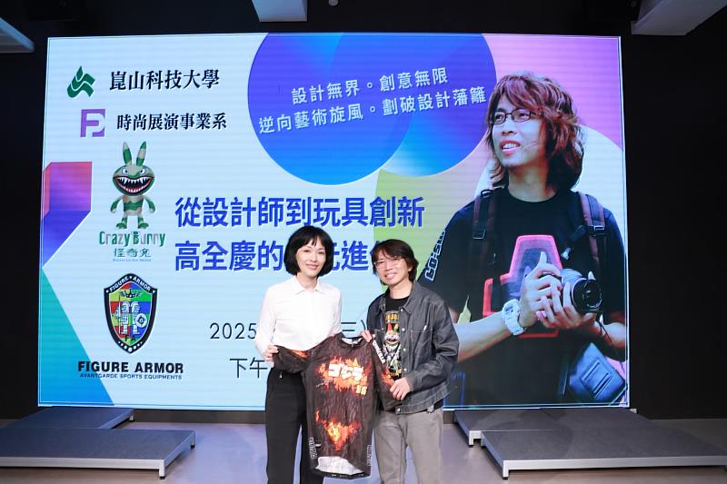 高全慶設計師(右)準備哥吉拉聯名背心贈予時尚系，與王聖芬主任(左)合影