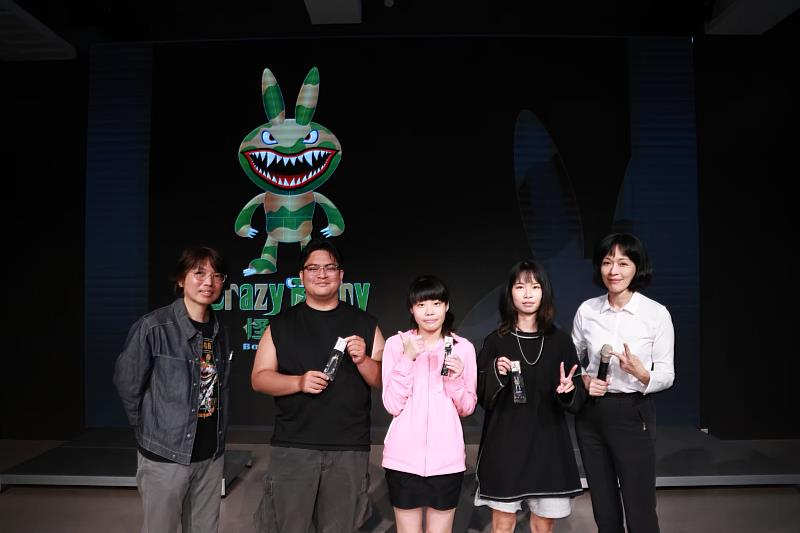 有獎徵答獲奬同學開心合影