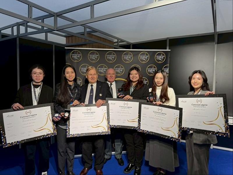 圖2.聯大5位女學生與Dorey大會主席、Lavergne評審團主席合影留念