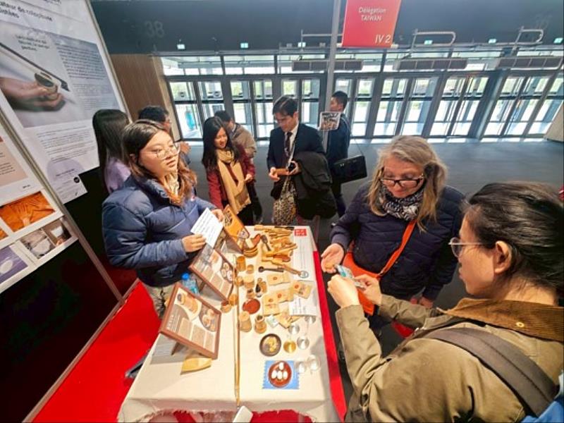 圖4.華語系林言頤同學以流利英文向評審團介紹其STEM專利創作之技術特點