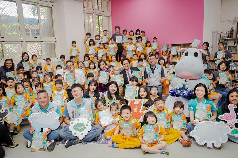 邱臣遠代理市長赴東園國小贈送《樂樂你在找什麼？》繪本給學童。