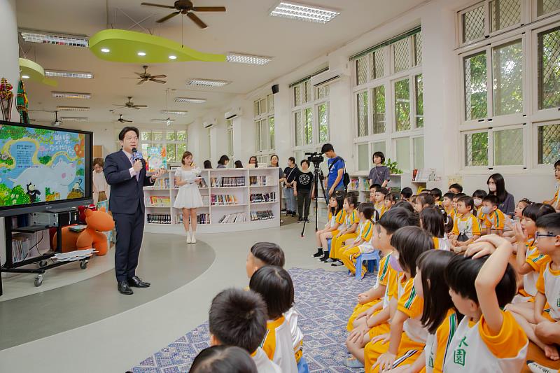 邱臣遠代理市長向孩子們宣導環境保育的重要性。