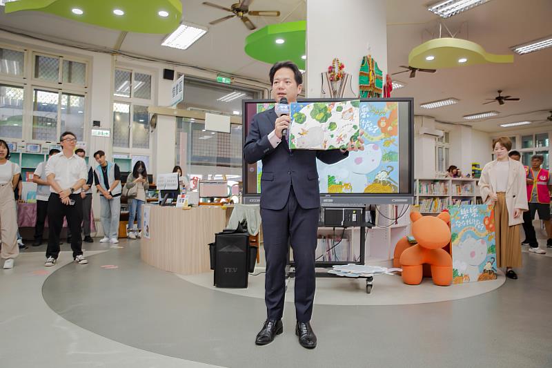 邱臣遠代理市長向孩子們宣導環境保育的重要性。