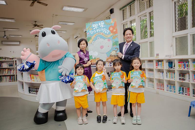 邱臣遠代理市長赴東園國小贈送《樂樂你在找什麼?》繪本給學童。