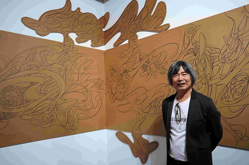 梁任宏《吹牛皮在紙上》正修開展。