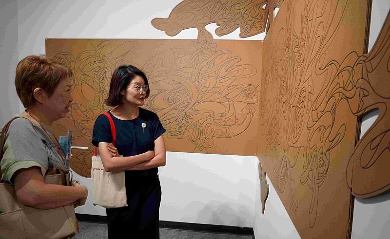 梁任宏《吹牛皮在紙上》正修開展,吸引許多民眾前來欣賞。