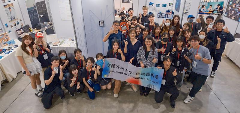 文藻外語大學傳播藝術系114級畢業成果展的校外展「回藝 Re Art」，日前於高雄駁二藝術特區舉行的「青春設計節」盛大展出，莊慧玲校長(前排中)前往觀賞。