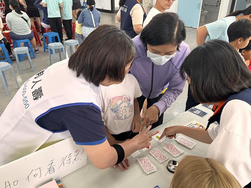 富邦人壽於活動中透過桌遊互動進行失智衛教宣導。
