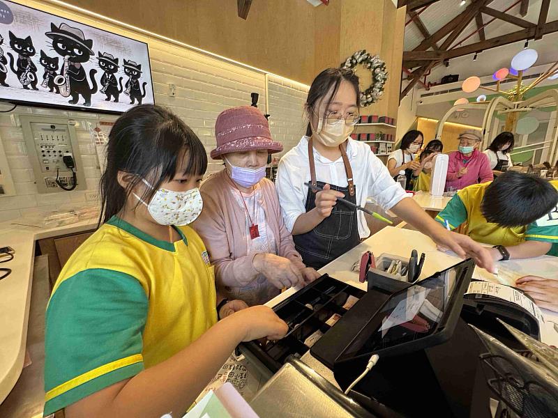 嘉義縣長照向下扎根計畫 世代共融培養孩子同理心