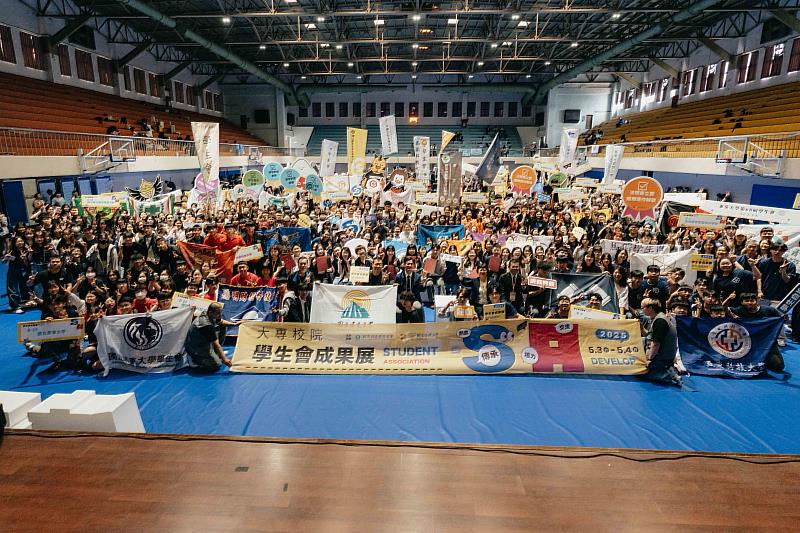 大專院校學生會成果展大合影。