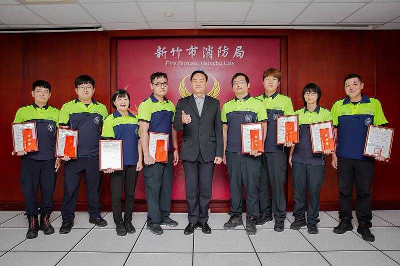 消防局李世恭局長代表頒發獎狀予2件OHCA康復出院的出勤人員。