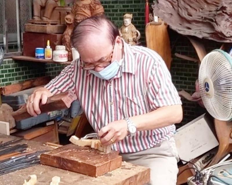 蔡共新藝師實際操作鑿花技巧