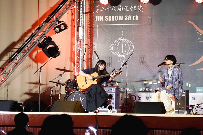 獨唱組由靜宜大學蔣婕甄、姜駿楷組成的「小鬆餅樓梯」，以〈思念〉一曲摘冠。（圖／淡江大學提供）