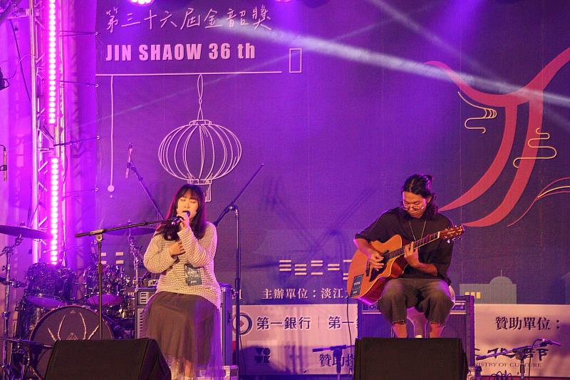 淡江大學管科三林翊妤(左)、土木碩一許智棆(右)組成的「肯德基雞」榮獲最佳人氣獎。(圖/淡江大學提供)