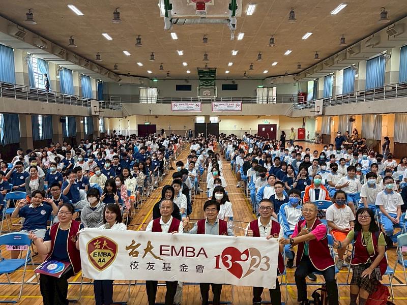 「青少年心靈能量補給站」校園講座巡迴首站,前進台北市瑠公國中開始,於活動期間,富士達保經董事長兼張老師基金會主委廖學茂(第一排左4)與台下學生合影留念。