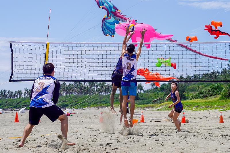 東浪嘉年華搭接駁車送飲品 讓你開心暢飲享受金曲歌王歌后歡唱