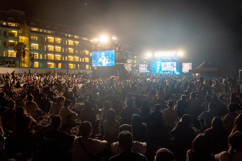 東浪嘉年華搭接駁車送飲品 讓你開心暢飲享受金曲歌王歌后歡唱