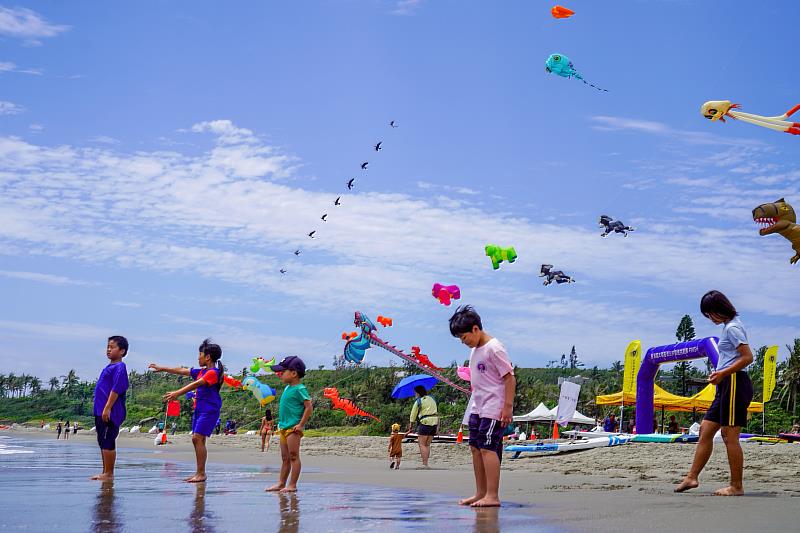 東浪嘉年華搭接駁車送飲品 讓你開心暢飲享受金曲歌王歌后歡唱