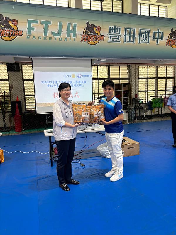 扶輪有愛・夢想成真溫馨登場 高雄海洋扶輪社捐贈籃球服助臺東學子追夢 縣長期勉再闖全國八強