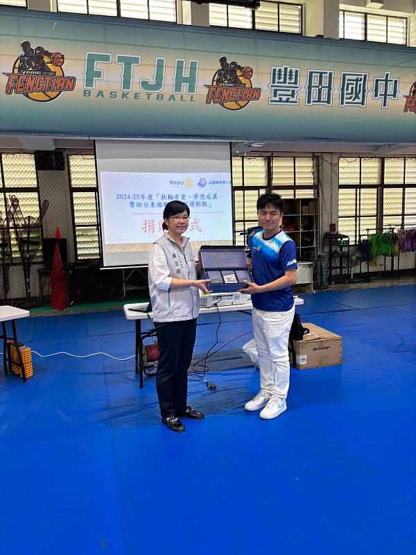 扶輪有愛・夢想成真溫馨登場 高雄海洋扶輪社捐贈籃球服助臺東學子追夢 縣長期勉再闖全國八強
