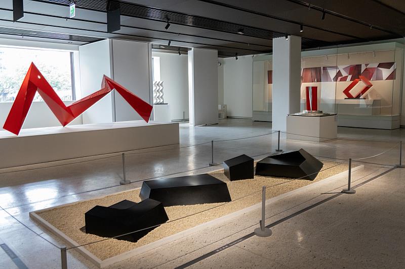 史博館展廳「低限無限」全數展品都是藝術家李再鈐1980年代後迄今的多件公共藝術的原件創作，皆以大型雕塑的造形面世。