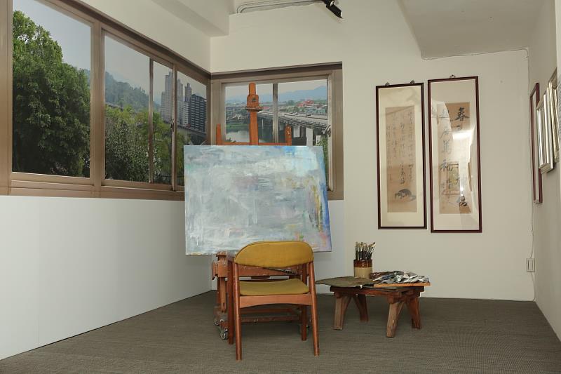 史博館「玩色‧巧師:臺灣戰後第一代女性藝術家鍾桂英」展場一隅呈現其「碧潭畫室」樣貌,包括經年累月使用的顏料、畫具,亦有師長們的作品陳設其中。