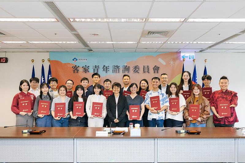圖1 客委會古秀妃主委頒發聘書給出席的21位客青會委員