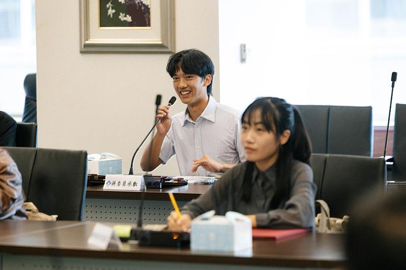 圖4 客青會會議中，年僅19歲的蔣承叡自我介紹