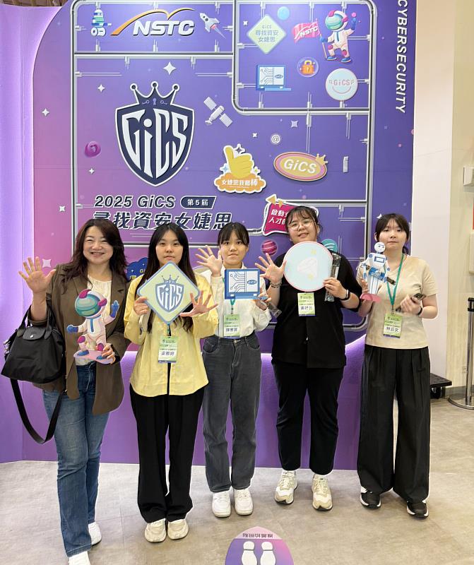 榮獲第二名的「文大資傳AIMS216之台南我又來了」團隊,由資傳系大一至大三學生黃妤云、林云文、梁雅婷、陳雅萁組成,在李亦君老師的專業指導下,以AI與語意分析技術為基礎,開發出一款能辨識可疑語句並主動示警的反詐騙APP。