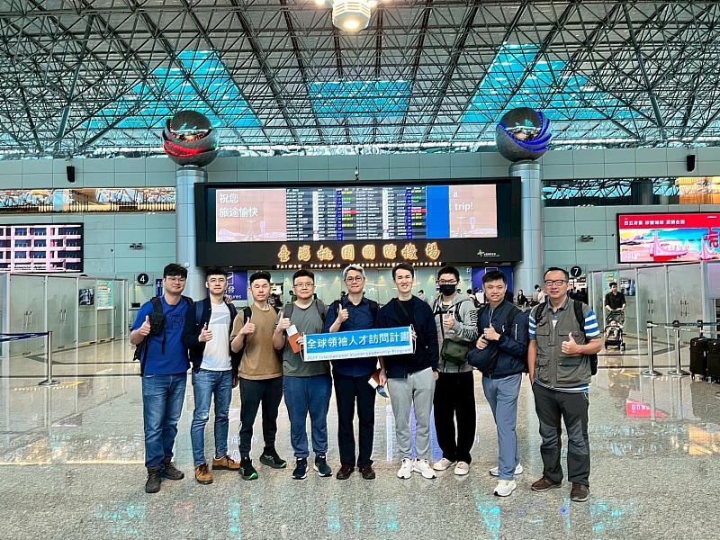 全體交流成員出發前於桃機合照，照片右2為新北消防局張程翔專員。