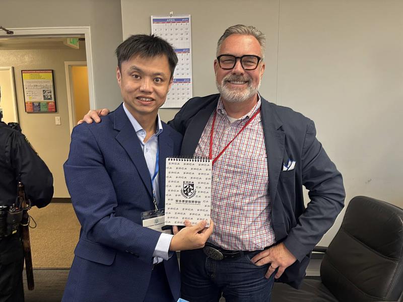 新北市政府消防局專員張程翔與舊金山消防局特別行動處處長jason herrell交換跨單位合作及新北市緊急應變指揮學院的經驗