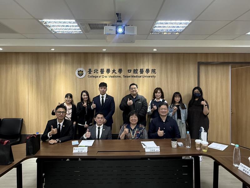 國防醫學院學務處與臺北醫學大學學務處合影(國防醫學院提供)。